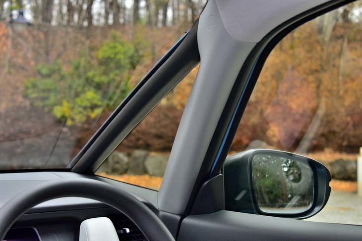 前方視界のよさを可能にしたのは2本に分割されたフロントピラーだ。前方の細いほうはフロントウィンドウと三角窓との継ぎ目の役割を持たされている。