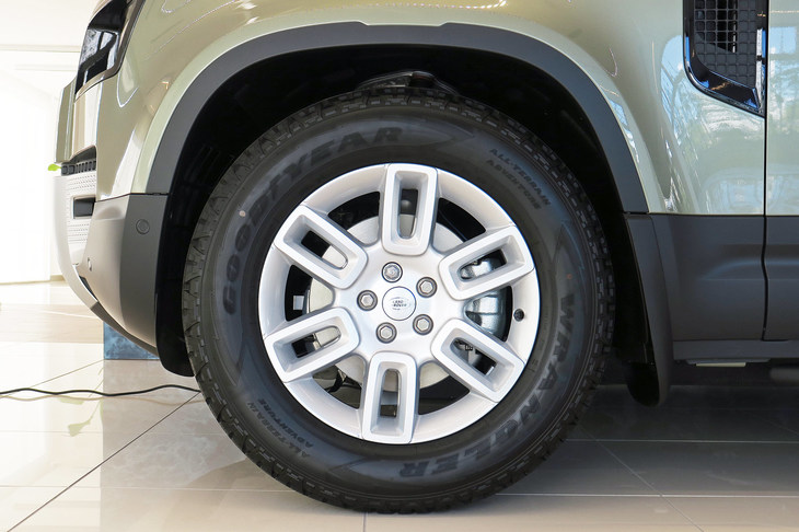 ランドローバー・ディフェンダー110 アドベンチャーパック装着車（タイヤ＆ホイール）