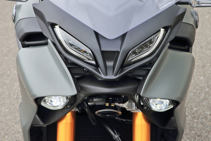 従来型よりスマートなイメージとなった顔まわり。切れ長な上部のレンズには、コーナリング時に進行方向を照らすコーナリングランプとLEDポジションランプが内蔵されており、一見フォグランプに見える下部の2灯が、LEDヘッドランプとなっている。