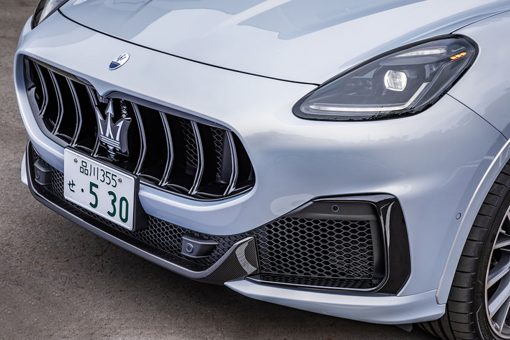 バンパー下部にカーボンパーツを使用する「トロフェオ」専用のデザインで、他グレードと差異化。フロントグリルはブラックでシンプルに仕上げられる。