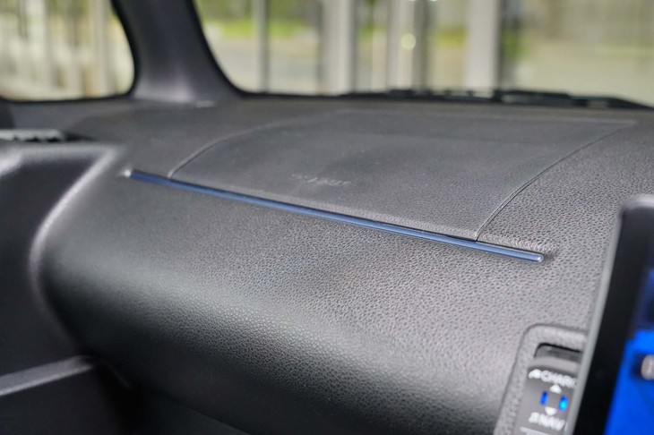 助手席前方にあるブルーのライン。