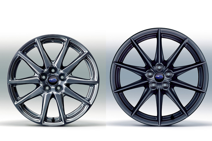 「スバルBRZ R」に装備される17インチアルミホイール（左）と、「S」に装備される18インチアルミホイール（右）。カラーリングをのぞくと、トヨタ版にも同じ意匠のホイールが装備される。