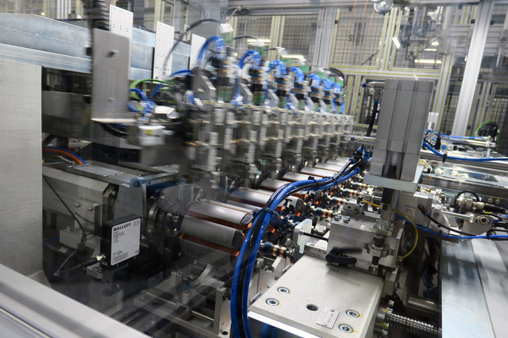 巻き線型ローターの製造工程。上で前後しているのが銅線を吐き出すノズルで、動きのタイミングや銅線の張り具合などを工夫することで、高速・高精度・高密度な層状自動巻き上げを実現したという。