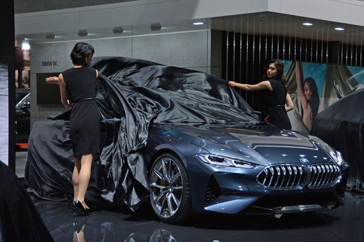アンベールされる「BMWコンセプト8シリーズ」。