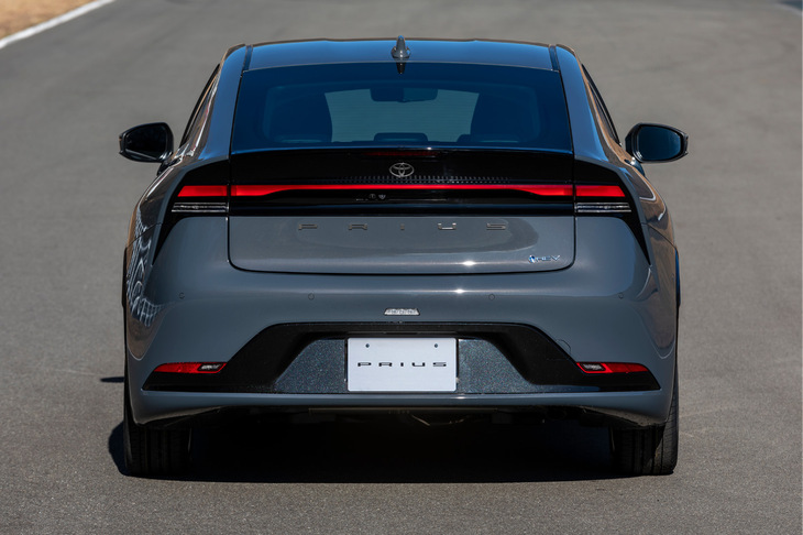 リアまわりでは横一文字のコンビネーションランプと「PRIUS」のロゴが目を引く。先代までの特徴だった、後方視界をかせぐためのテールゲートのサブウィンドウは廃止された。