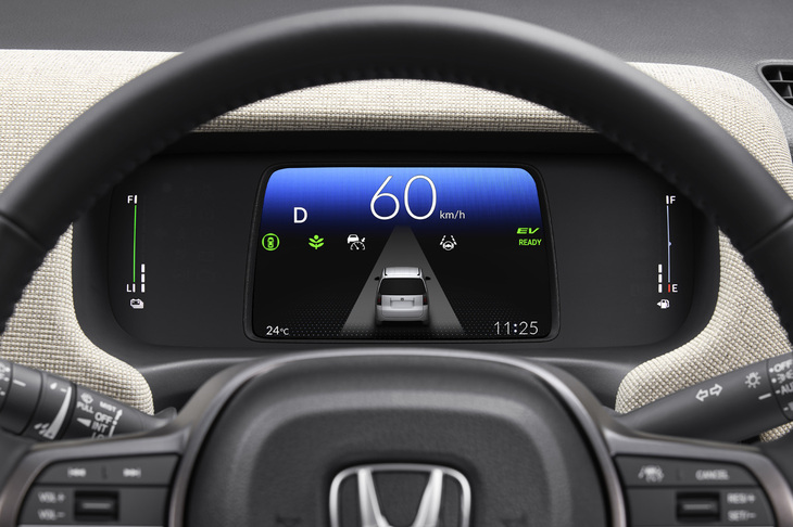 ダッシュボードの上部に横長のメーターが配置された従来型に対して、新型ではステアリングホイールの奥に7インチの液晶ディスプレイが組み込まれる。