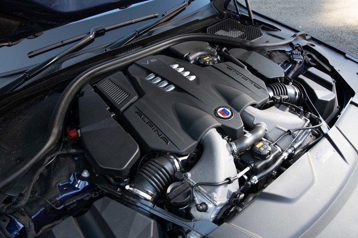 パワーユニットは最高出力608PS、最大トルク800N・mの4.4リッターV8ツインターボエンジン。ピークトルクは2000-5000rpmもの広範囲で発生する。