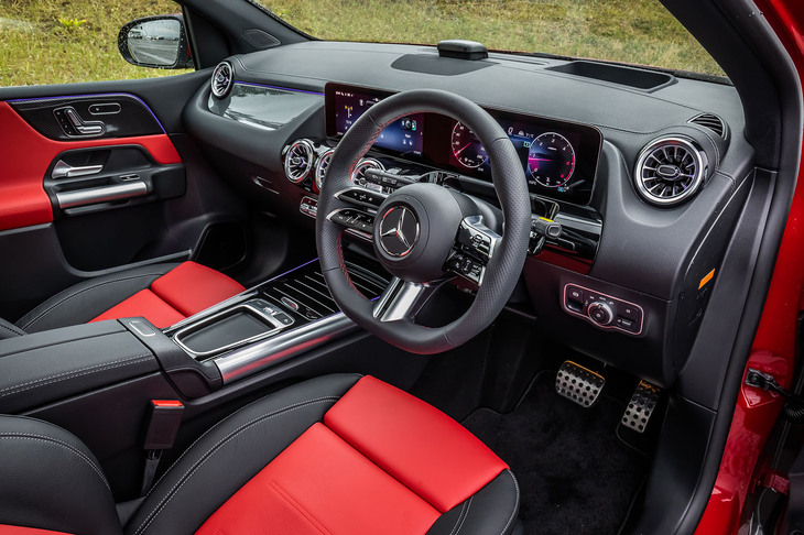 カーボン調のダッシュボードインレイや、センターコンソールに配されたシルバーの加飾が「Aクラス」と異なる雰囲気を演出。ドアの内張りも「Bクラス」専用のデザインが採用されている。