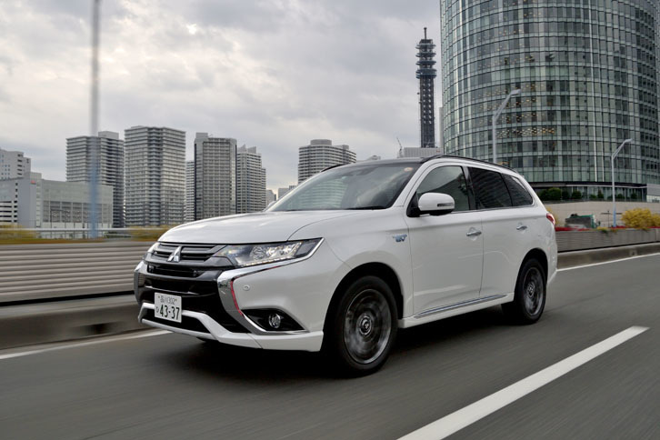 「アウトランダーPHEV」はEV走行のほか、2種類のハイブリッド走行が可能。エンジンで発電した電力を使ってモーターだけで走る“シリーズ走行モード”、そしてエンジンで走ってモーターがアシストする“パラレル走行モード”だ。