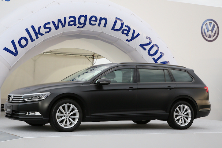 フォルクスワーゲンが手がける、カスタマイズドカーの展示。こちらは、マットブラックのフィルムでラッピングされた「パサート」。フォルクスワーゲン グループ ジャパンが施工することで、リーズナブルな価格で提供が可能になるかも!?