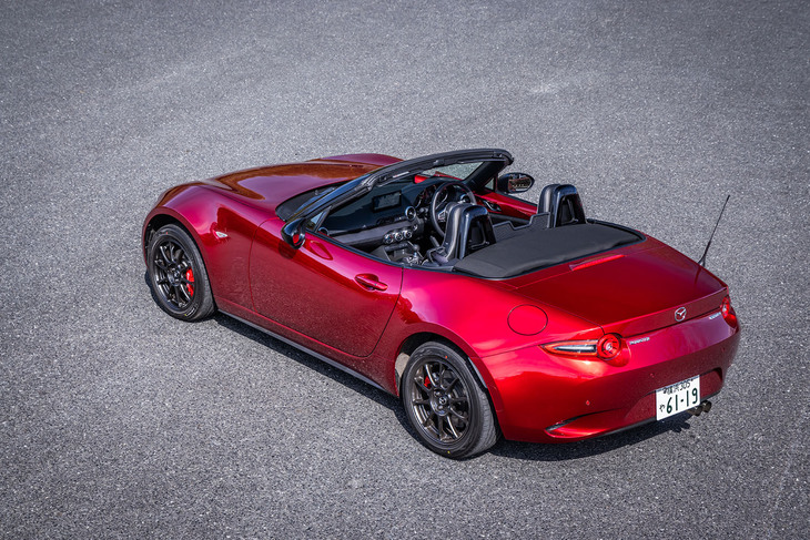 「ロードスターRS」のボディーサイズは全長×全幅×全高＝3915×1735×1235mmで、ホイールベースは2310mm。数値に従来型からの変更はない。