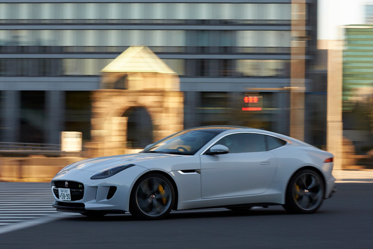 
	「Fタイプ」は2012年のパリモーターショーでデビューしたジャガーのスポーツモデル。4WDモデルの「Fタイプ R AWD クーペ」は、2014年11月に日本に導入された。
	