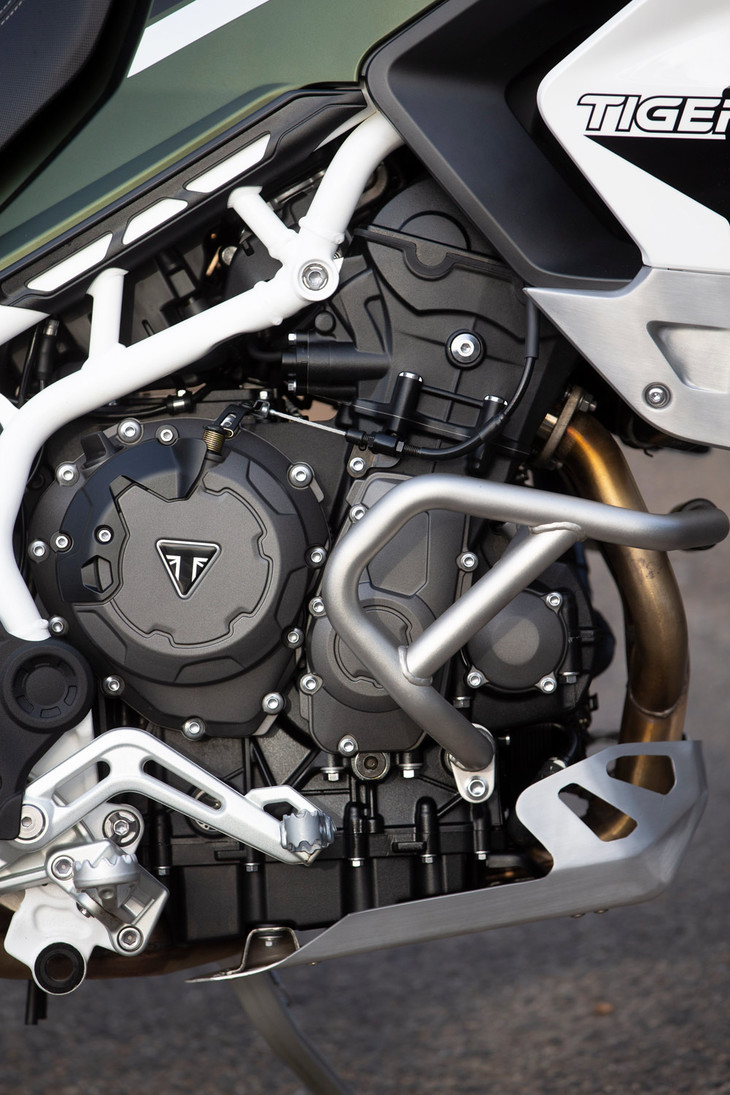 888ccの排気量を持つ直列3気筒エンジン。既存の800ccユニットと比べると、最高出力は同等だが最大トルクが大幅に増しており、またより低い回転域でピークパワーやピークトルクを発生するようになっている。