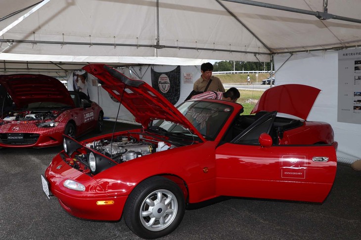マツダが初代NAを新車同様によみがえらせる「レストアサービス」の完成車も展示。その姿は、工場から出荷されたばかりの新車のようだ。フルメニューだと費用は500万円を超えるが、愛車が出会った日の姿に戻るとあって、今なお多くのレストア希望の声が寄せられている。