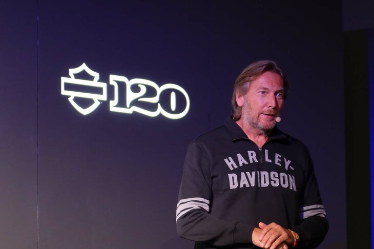 発表会場では、ハーレーダビッドソンのヨッヘン・ツァイツCEOも登壇。「CVOストリートグライド／CVOロードグライド」を紹介したほか、同社の企業戦略について言及した。今後は「バイクのさらに先の事業」として、ハーレーダビッドソンブランドのアパレル業や、カスタマイズ（パーツ販売）にも力を入れるという。