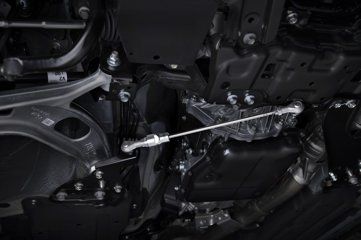 バネによる引っ張り力を持たせながらフレームやボディーをつなぐことで剛性の均一化を図るという「STI製フレキシブルドロースティフナー」を車両の前後に装着している。写真はフロント用。