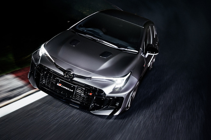 2024年8月に米国で発表され、2025年3月に日本でも販売がスタートした改良型「GRカローラ」。その進化には、スーパー耐久シリーズをはじめとするモータースポーツへの参戦を通じて得られた知見が生かされているという。こうしたカーマニア向けのスポーツモデルがラインナップされているのも、トヨタが多くのカスタマーに支持されている理由のひとつだろう。