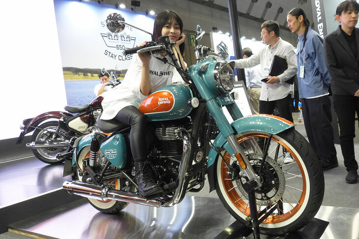 ロイヤルエンフィールドジャパンのアンバサダーである、モデル／クリエイターのmapicoさんと「ゴアンクラシック350」。