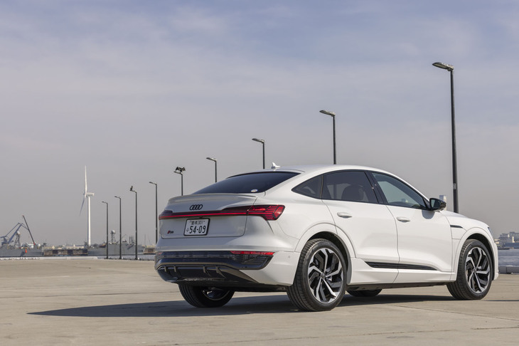 ボディーサイズは全長×全幅×全高＝4915×1935×1620mm。どの寸法もエンジン車の「Q8」よりも少し控えめだ。