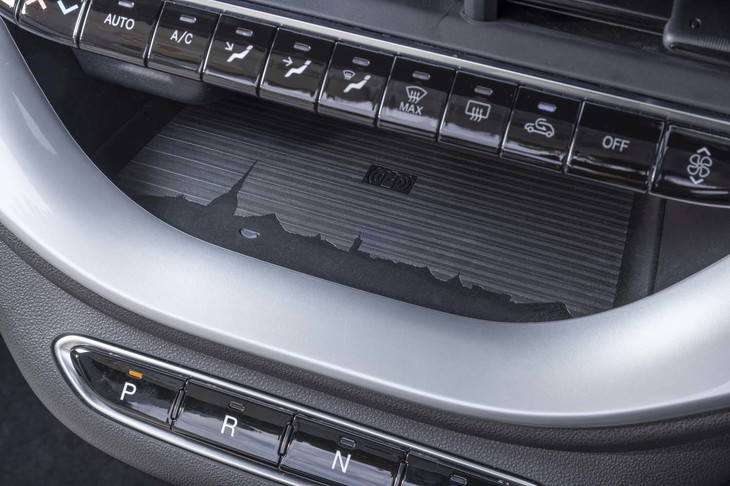 センタースクリーンの下部にはスマートフォンの無接点充電器が備わっている。内部にはフィアット創業の地であるトリノの街並みがデザインされている。