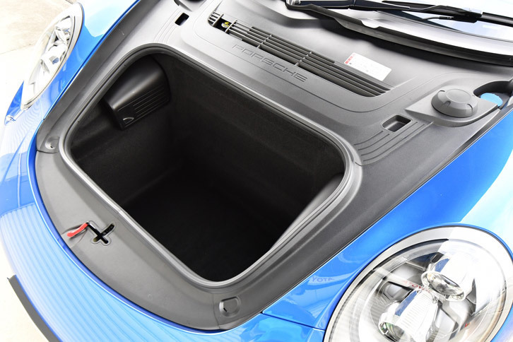 リアエンジンという特殊なエンジンレイアウトにも関わらず、高い実用性を備えているのも「911」シリーズの特徴。写真はフロントのトランクルーム。