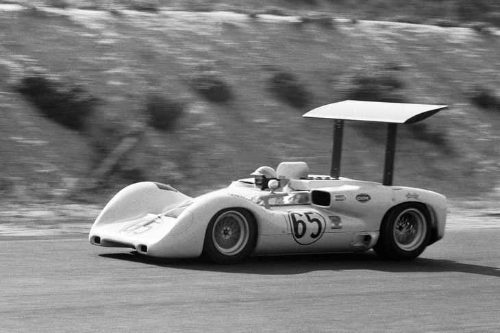 巨大な可動式リアウイングが特徴的な「2E」。ドライバーのフィル・ヒルがタイトル争いに絡むなど、Can-Amで大いに活躍した。