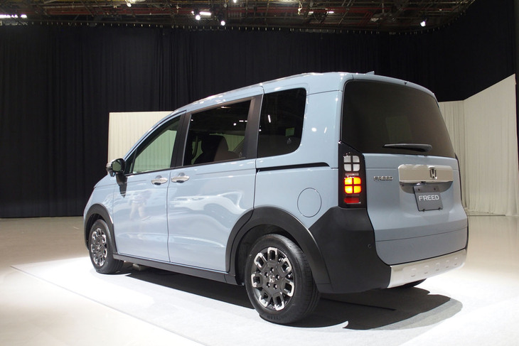 ホンダ・フリード クロスター（リアビュー）