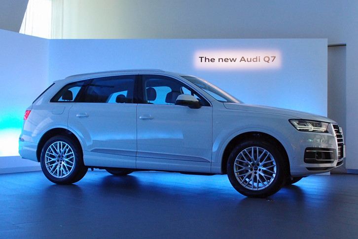 ボディーサイズは、先代モデルよりもわずかに縮小。一方で、ホイールベースは延長され、室内空間の拡大が図られた。