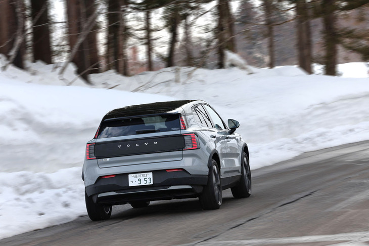 新潟・妙高高原のワインディンロードを行く「EX30クロスカントリー ウルトラ ツインモーター パフォーマンス」。高速道路では速く快適、山道ではソリッドな走りが味わえる。ついでに踏み入れた雪道では、引き上げられた車高と四輪駆動システムが期待に応える走破力を披露してくれた。