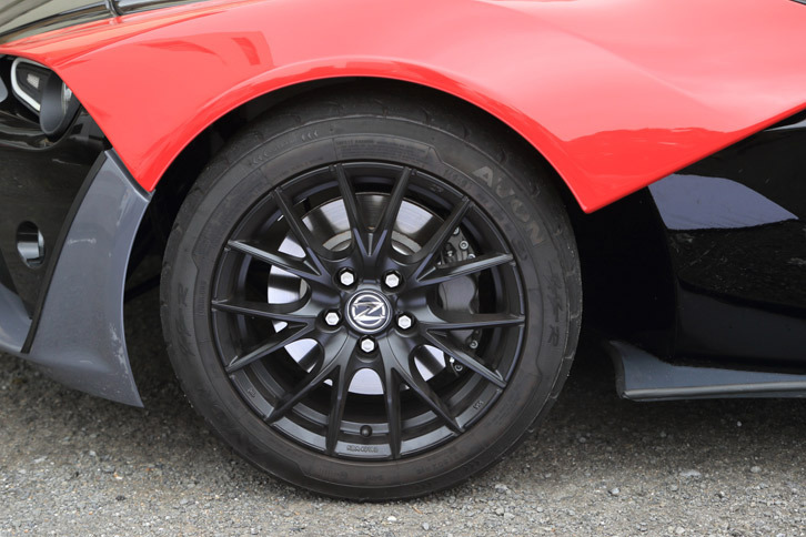 タイヤサイズは前が195/50ZR16、後ろが225/45ZR17。テスト車には英国のタイヤブランド、エイヴォンのスポーツタイヤが装着されていた。