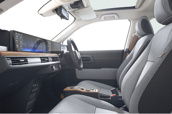 高級そうに見えることより、落ち着いてくつろげることを重視したという「ホンダe」のインテリア。シートの質感も高く、デザイナーのこだわりが感じられる仕上がりだ。フロントシートヒーターとステアリングホイールヒーターが全車で標準装備となっている。