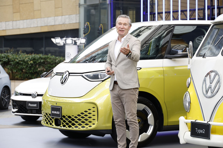 「ID.Buzz」を紹介するフォルクスワーゲン ジャパンのフォルクスワーゲンブランドディレクター、イモー・ブッシュマン氏。