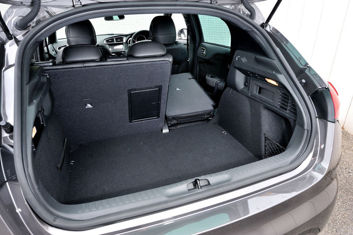 ラゲッジルームの容量は370リッター。