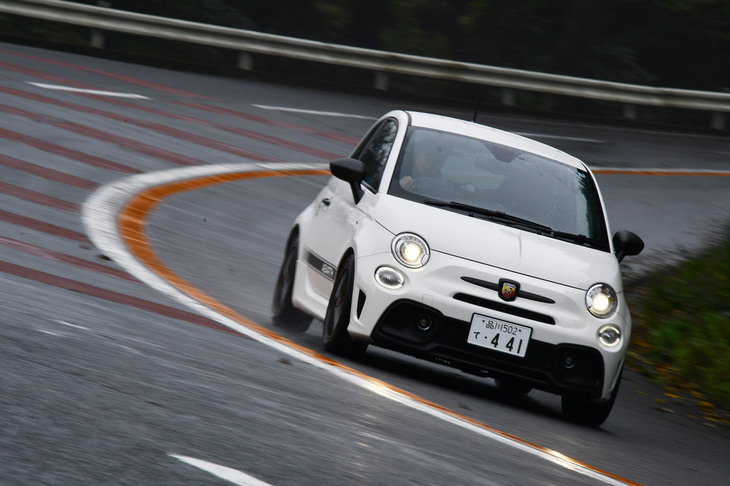 漫画界のレジェンド、池沢早人師先生が今回ステアリングを握った「アバルト 595コンペティツィオーネ」。アバルト595の現行カタログモデルで、最もハイパフォーマンスな仕様となる。