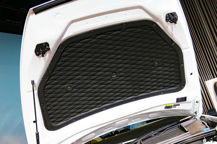 ベントレー・ベンテイガ ハイブリッド（ボンネットインシュレーター）