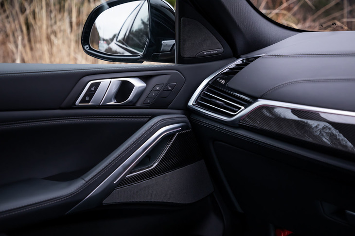 試乗車は、オプションのharman/kardonサラウンドサウンドシステムを装備。姉妹車「X5」とはフロントドアのアシストグリップ形状が異なっている。