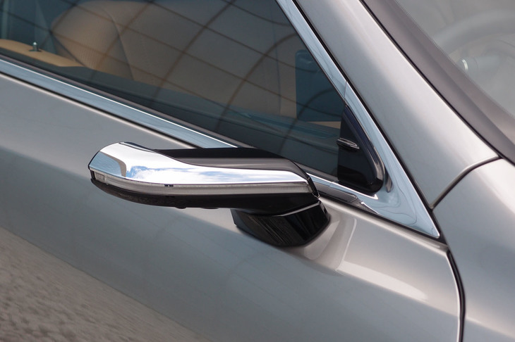 レクサスES300h“バージョンL”（デジタルアウターミラー）