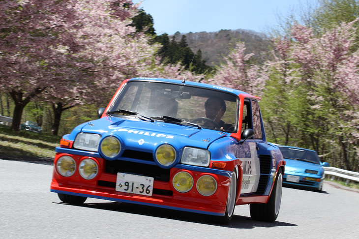 フィリップスカラーをまとった1985年ツール・ド・コルス仕様の1984年「ルノー5ターボ2」。続くのは「アルピーヌA610」。