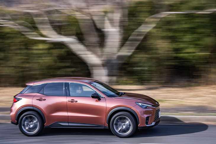 ハイブリッドパワートレインに組み合わされるバッテリーは、高出力を誇るバイポーラ型ニッケル水素電池。アクセル操作に対する電池とモーターによるアシストを大幅に強化し、応答遅れが少なく立ち上がりの早い“電気リッチな加速感”が特徴とされる。