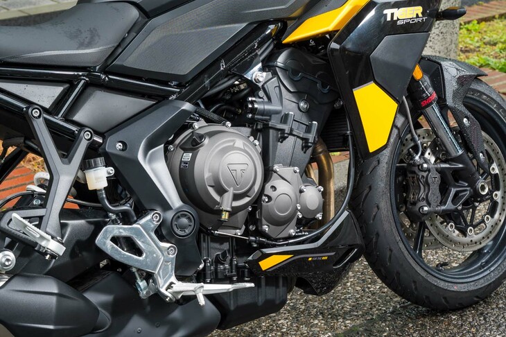 排気量797ccの並列3気筒エンジン。「ストリートトリプル」由来の高性能ユニットで、最大トルクの90％を中回転域で発生させられる、フレキシブルな特性を備えている。