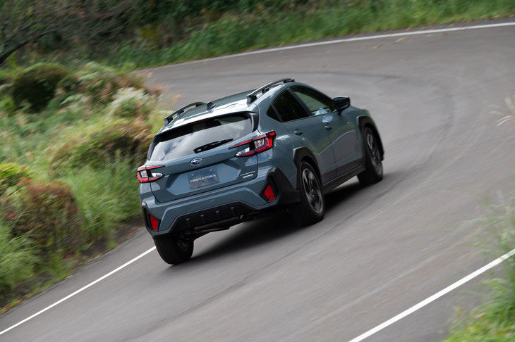 「クロストレック」では4WD車に加えてFWD車も設定。駆動方式に応じて、異なるサスペンションのチューニングや電動パワーステアリングの設定を用意している。