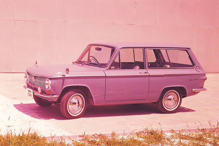1963年に登場した初代「ファミリア」。最初に設定されたのはセダンではなくライトバンだった。