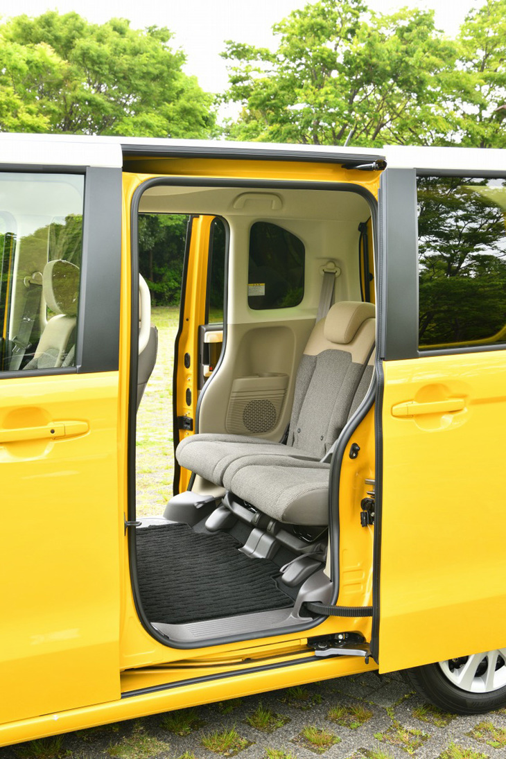 「N-BOX G・L Honda SENSING」（CVT仕様）の後席の様子。（写真＝茂呂幸正）