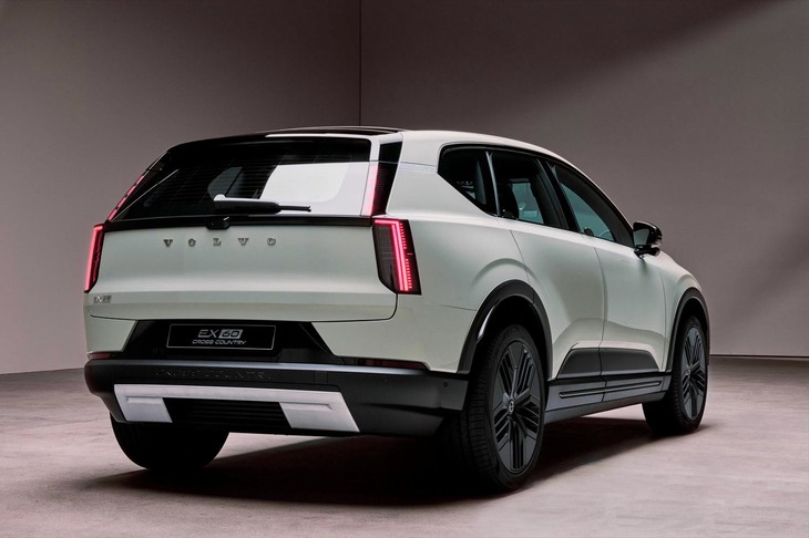 「EX60クロスカントリー」のリアビュー。