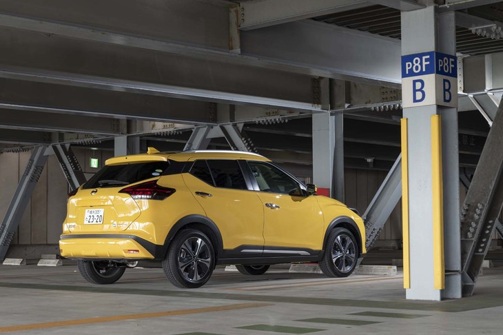 六角形のリアウィンドウからサイドへと回り込むグラフィックがユニークだ。最低地上高は170mmを確保する。