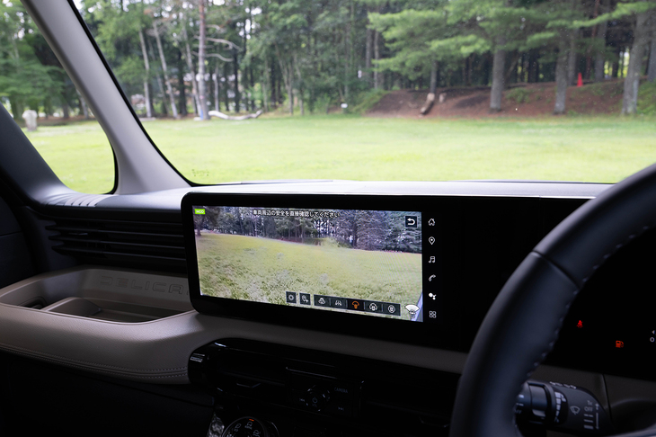 これはフロントの左右をワイドな映像で確認できるノーズパノラマビュー。見通しの悪い交差点での合流などで役立つことだろう。