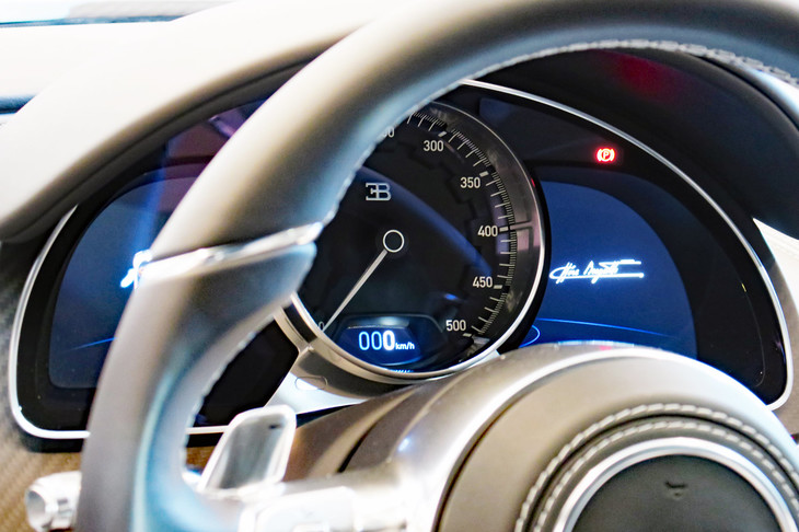 ブガッティ・シロン（メーターパネル）