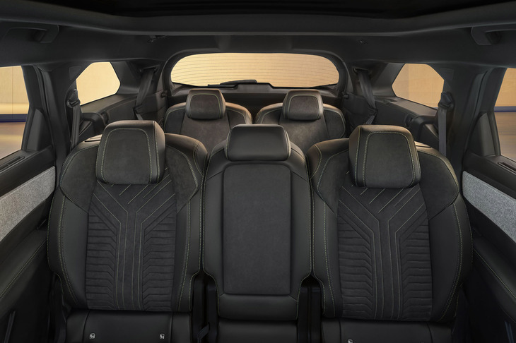 2列目シートは40：20：40の独立可倒式で、前後150mmのスライドやリクライニング機構などが備わる。