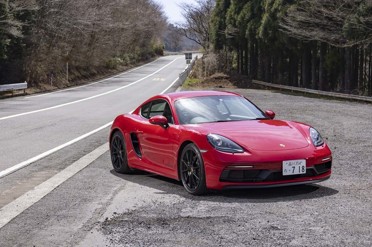 【ポルシェ718ケイマンGTS 4.0】ボディーサイズ：全長×全幅×全高＝4405×1800×1285mm／ホイールベース：2475mm／車重：1440kg／駆動方式：MR／エンジン：4リッター水平対向6 DOHC 24バルブ／トランスミッション：6段MT／最高出力：400PS（294kW）/7000rpm／最大トルク：420N・m（42.8kgf・m）/5000-6500rpm／タイヤ：（前）235/35ZR20 88Y／（後）265/35ZR20 95Y（ピレリPゼロ）／燃費：9.3km/リッター（ポルシェジャパン発表値）／価格：1152万円
	
	【取材時の燃費データ】
	テスト距離：302.5km（市街地1：高速道路7：山岳路2）／使用燃料：34.0リッター（ハイオクガソリン）／参考燃費：8.9km/リッター（満タン法）／9.3km/リッター（車載燃費計計測値）