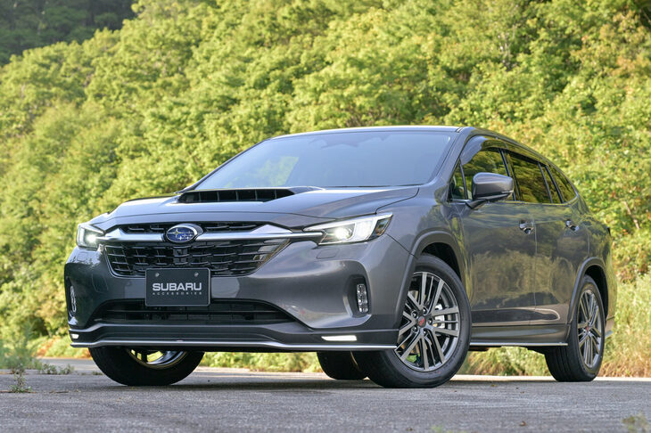 試乗会場に展示されていたSTIの用品装着車。現場のスタッフに「そのうちにローダウンサスとか出てきたりして」と言ったら、「車高が元に戻っちゃうじゃないですか！」「それ、『レヴォーグ』でよくないですか？」とちゃんとツッコんでくれた。ノリのいい人たちでよかった。